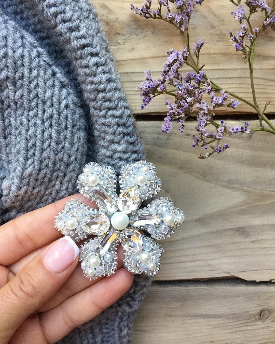 Брошь Лотос из бисера