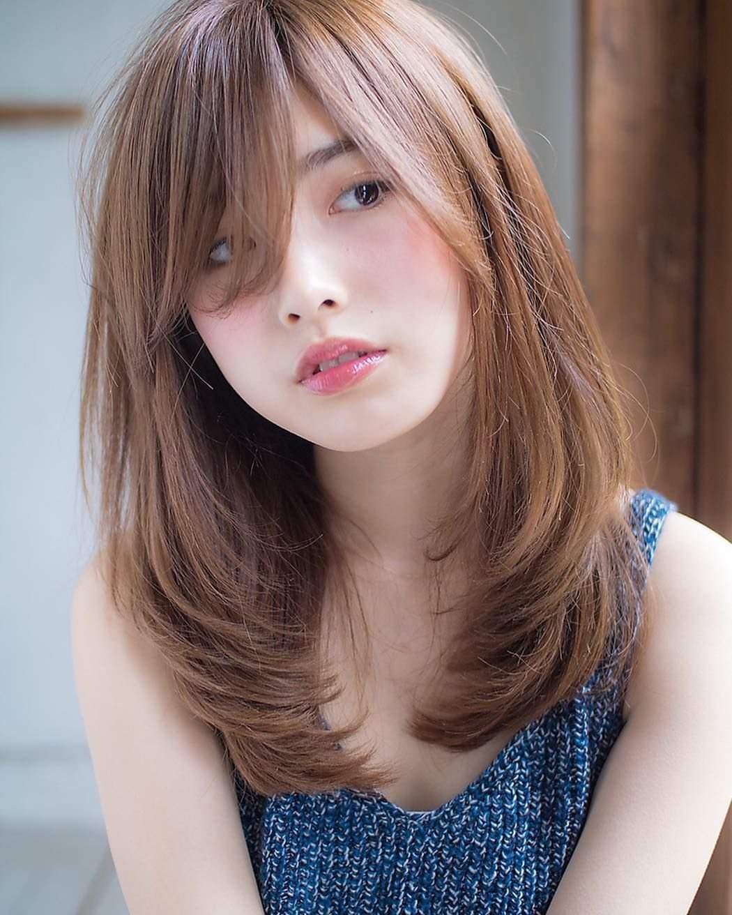 Стрижка на средние волосы с челкой