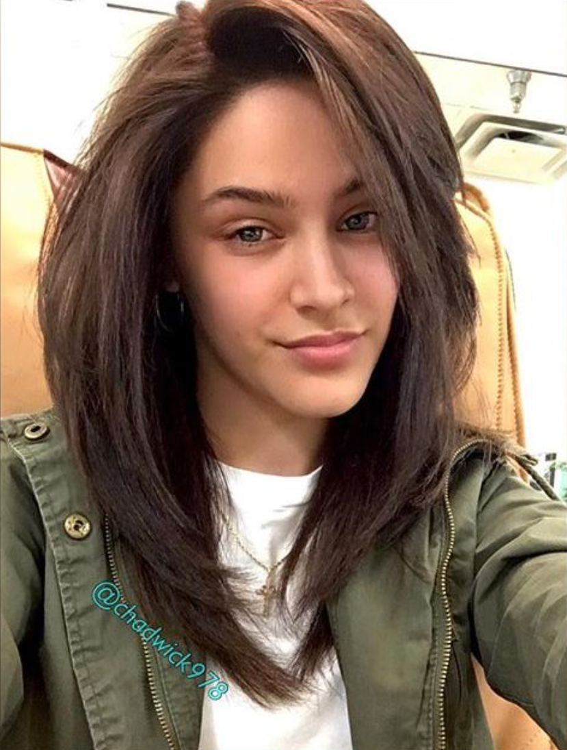 Стрижка Каскад на средние волосы для подростка