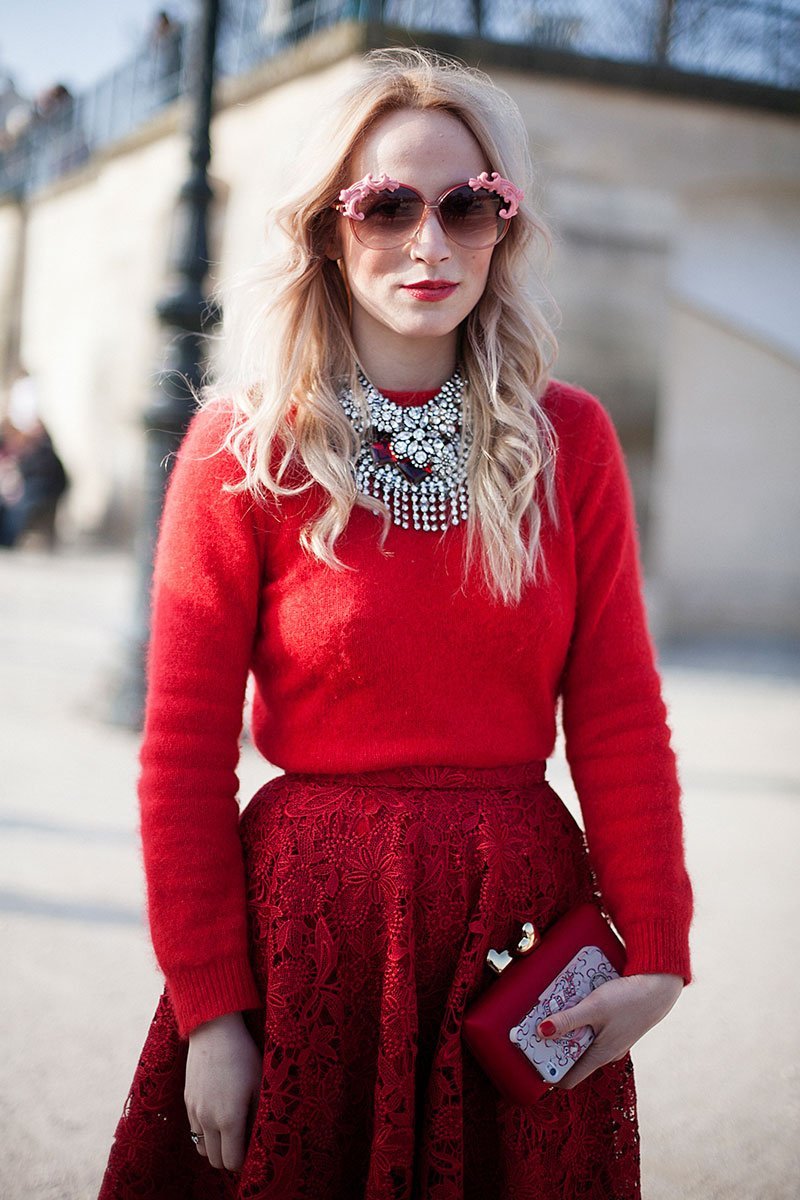 Девушка в свитере и юбке