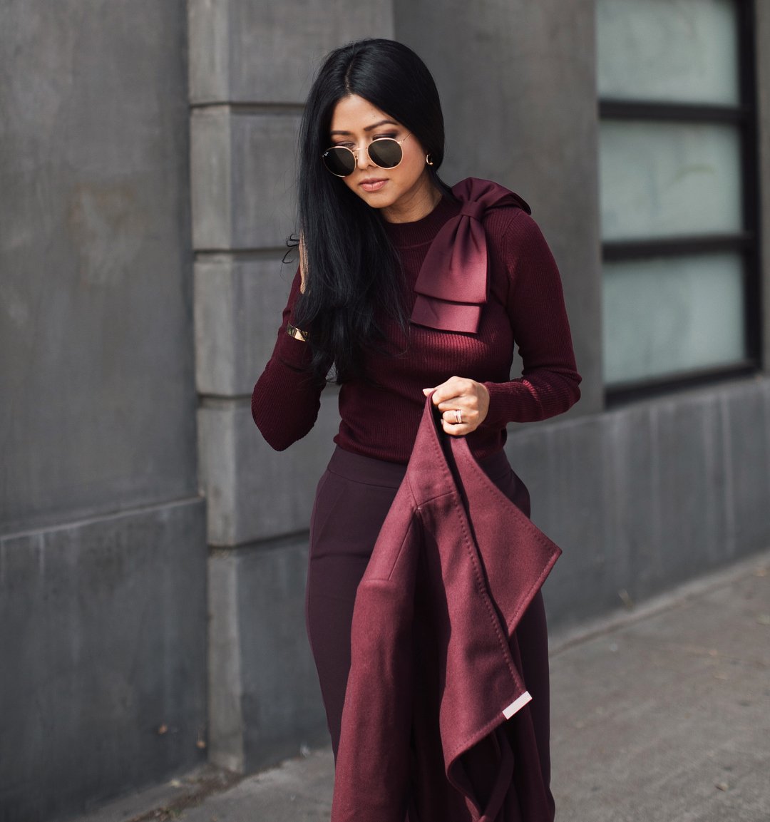 Образ с бордовым свитером