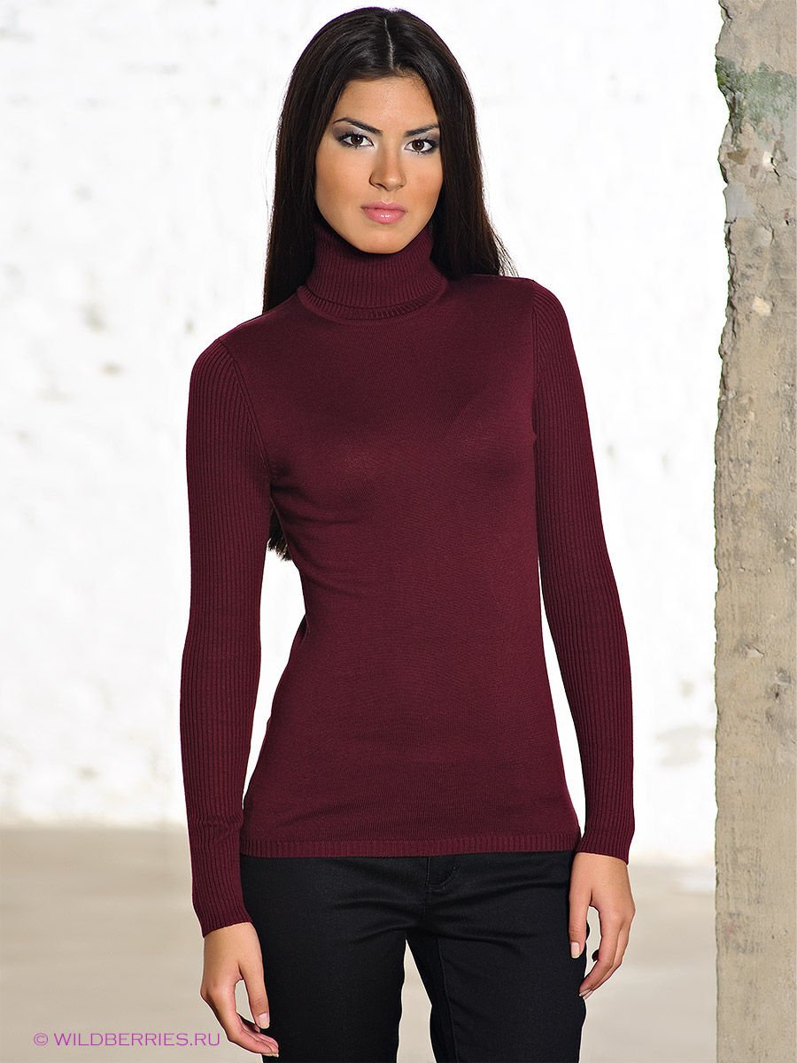 Девушка в бордовом свитере