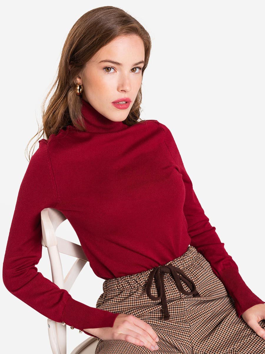 Вязаная кофта бордового цвета