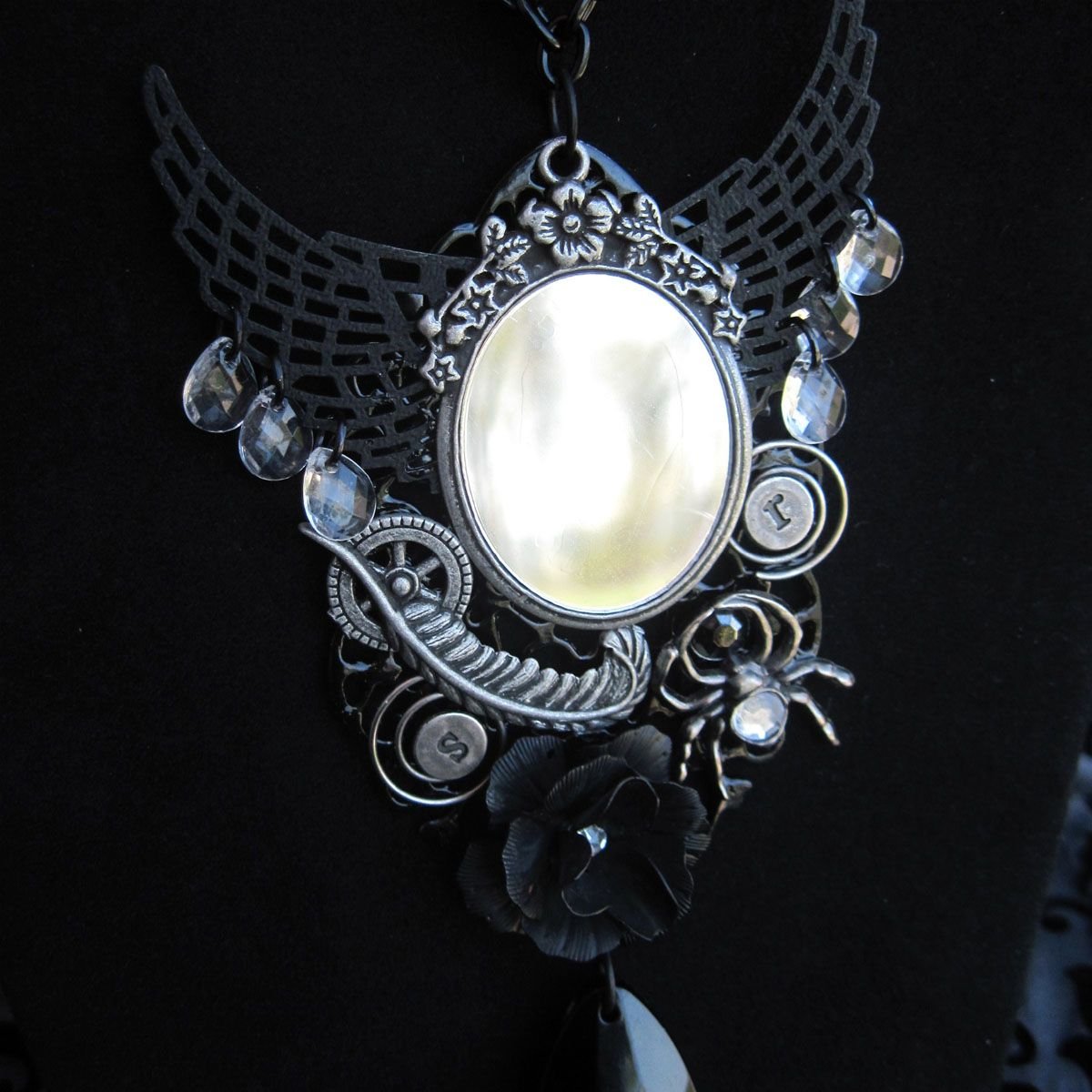 Браслет в стиле вамп