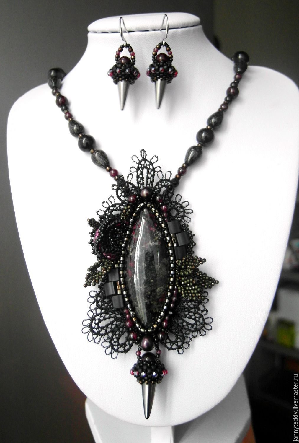 Чокер с полумесяцем