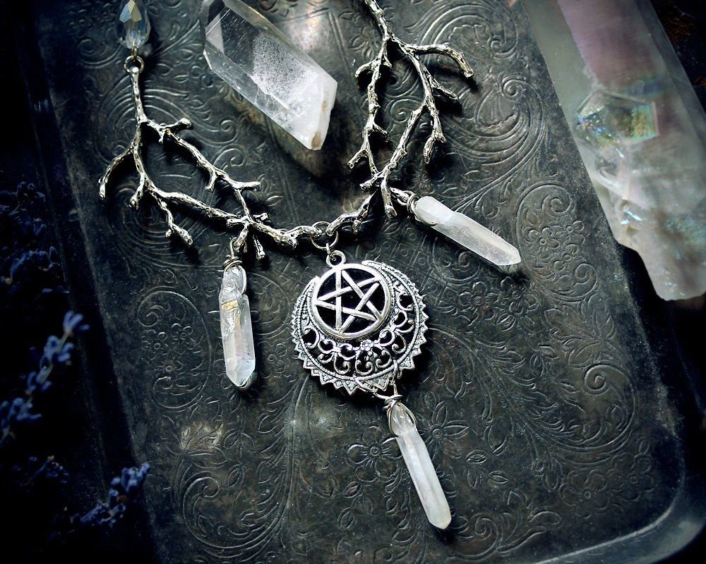 Украшения из бисера в готическом стиле