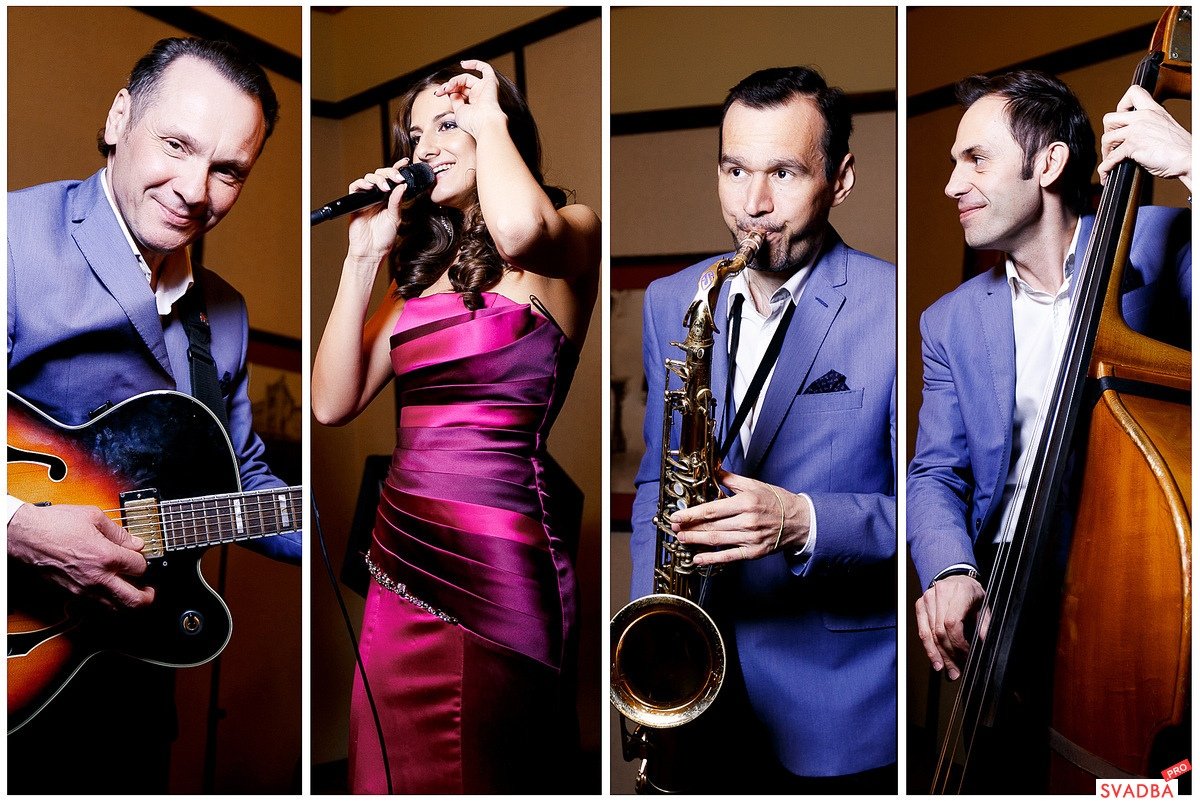 Девушка поет