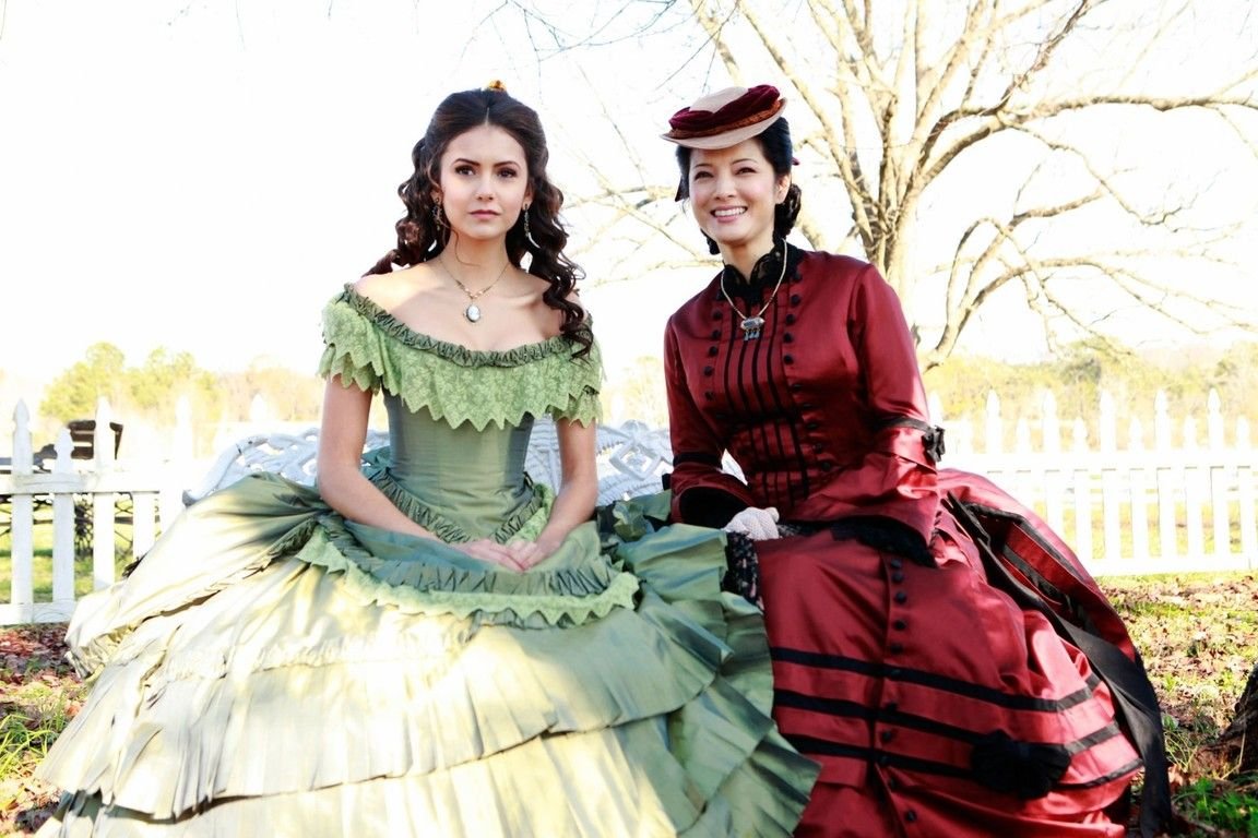 Кэтрин Пирс в платье 19 века