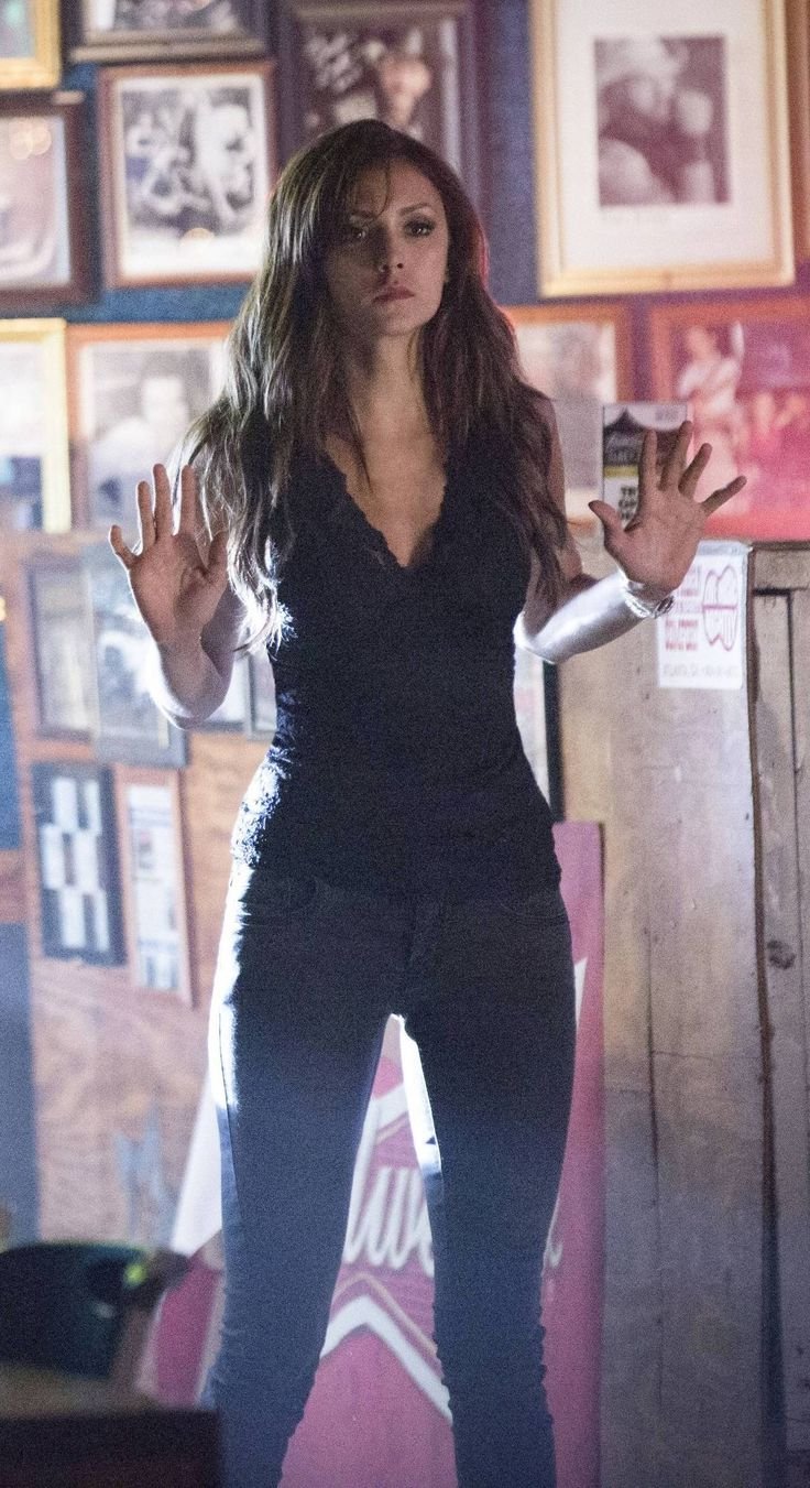 Кэтрин Пирс в полный рост