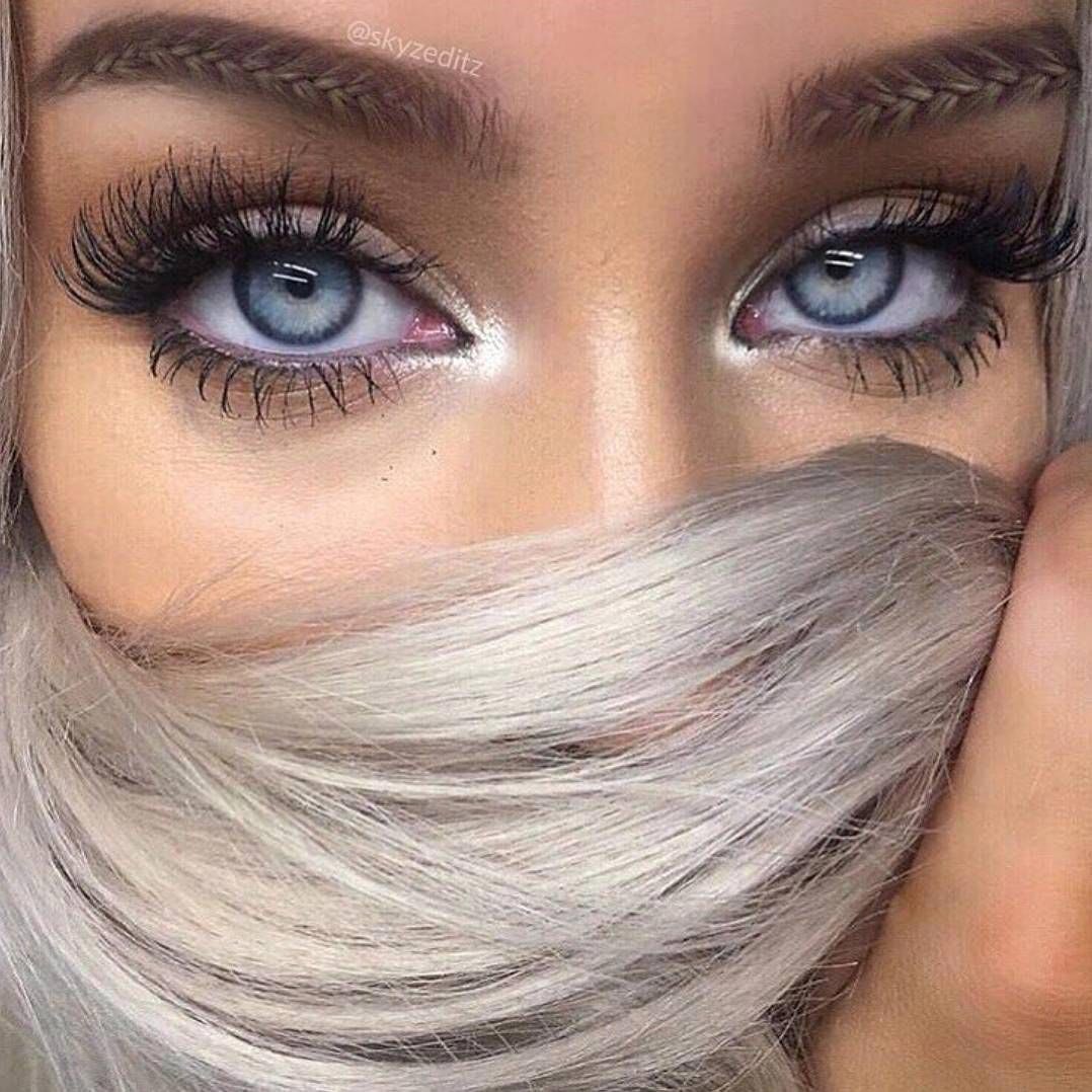 Черные накрашенные брови