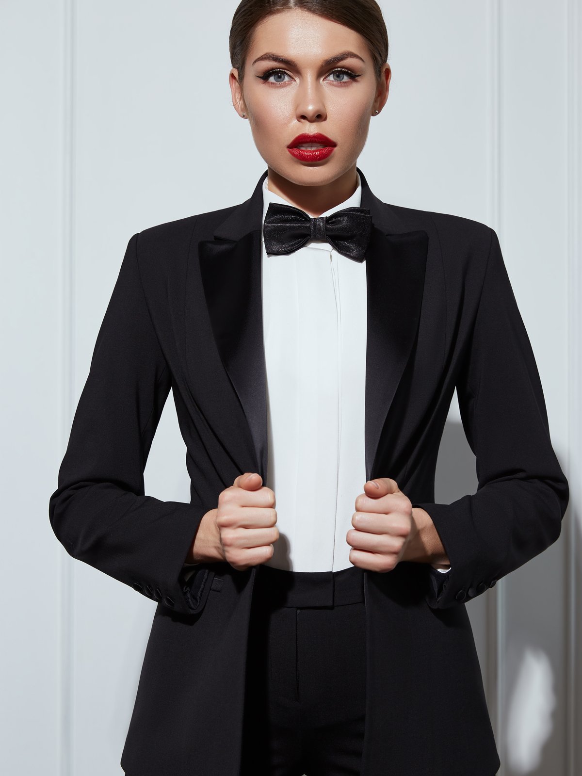 Женщина в смокинге