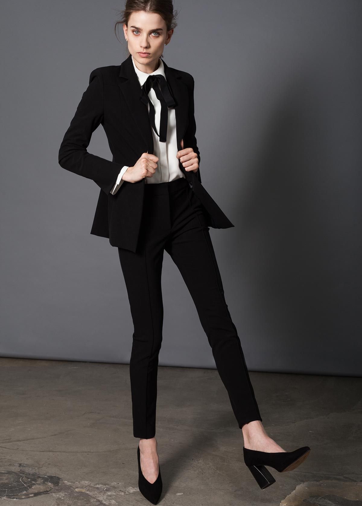 Строгий образ девушки