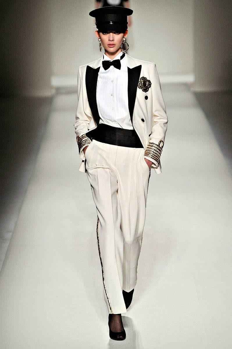 Эмма Уотсон в костюме