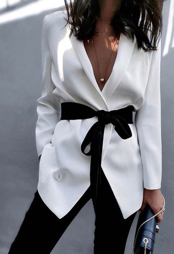 Зендая в черном костюме