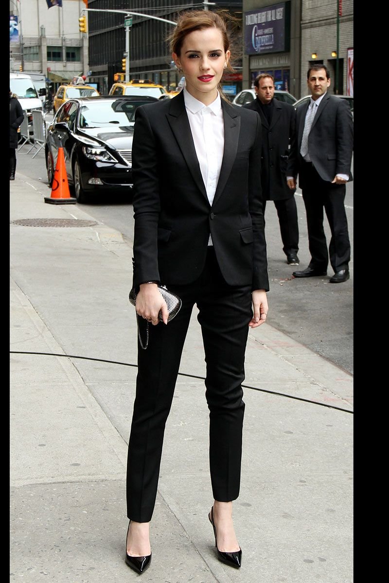 Зендая в черном костюме