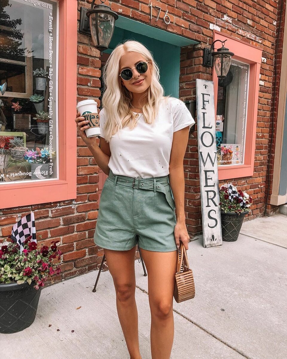 Зеленые штаны с рубашкой женские