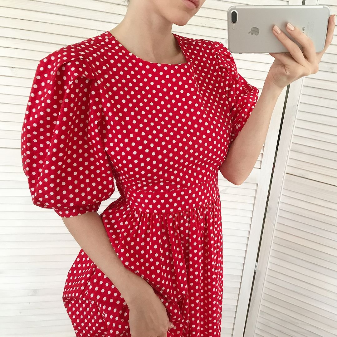 Платье в горох с рукавами фонариками