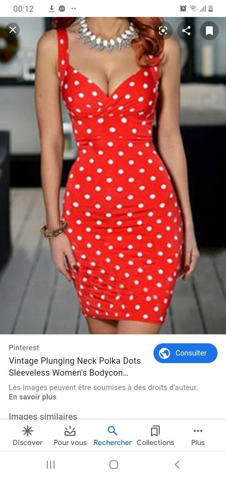 Платье в горошек с открытым декольте