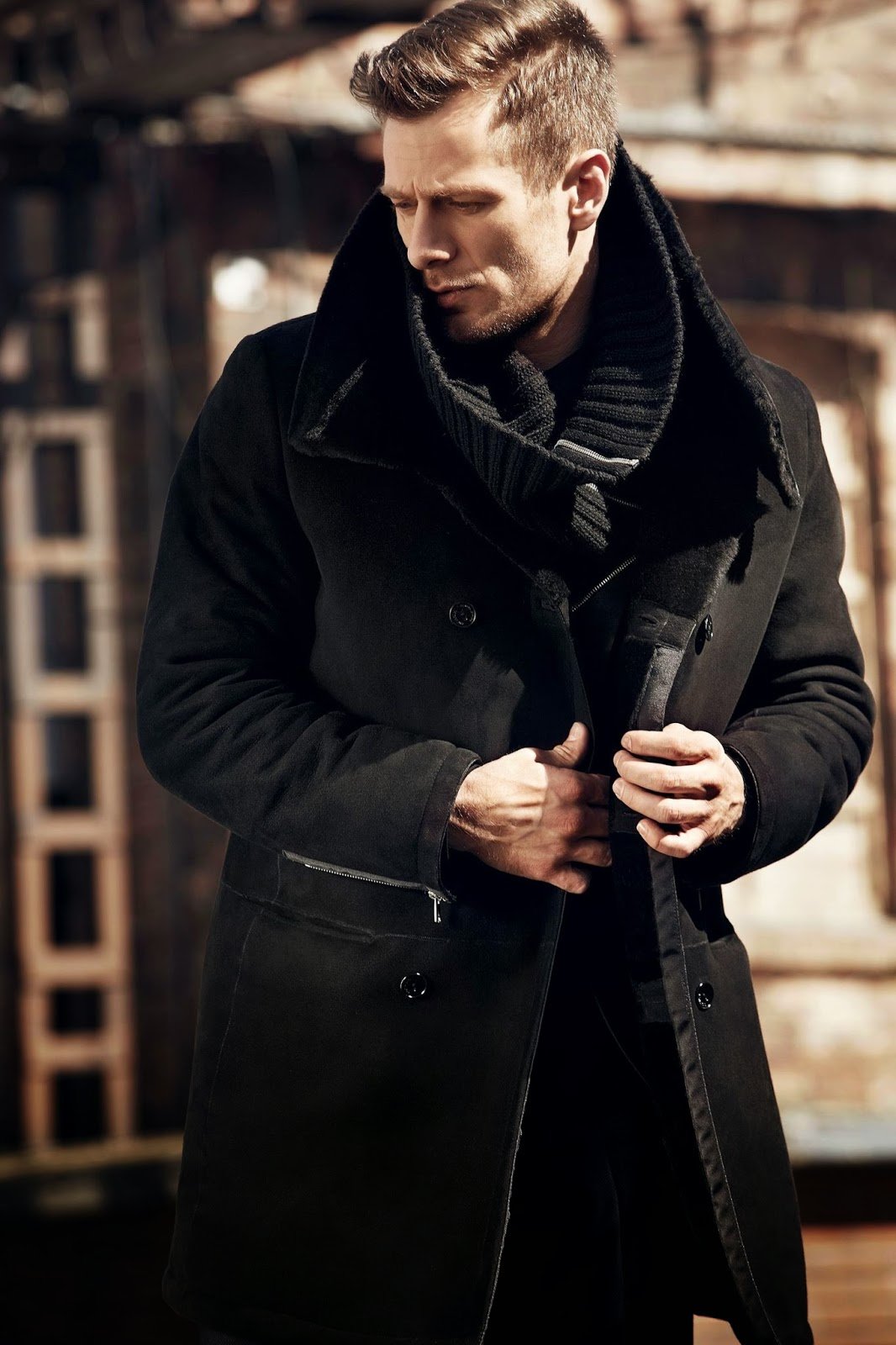 Том Харди в пальто