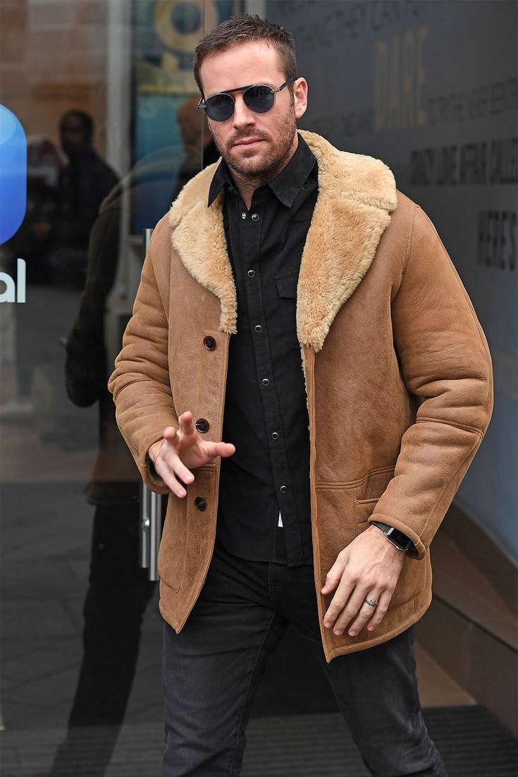 Мужчина в дубленке