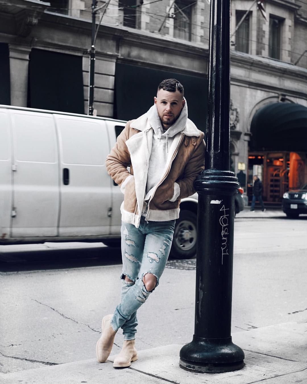 Парень в дубленке