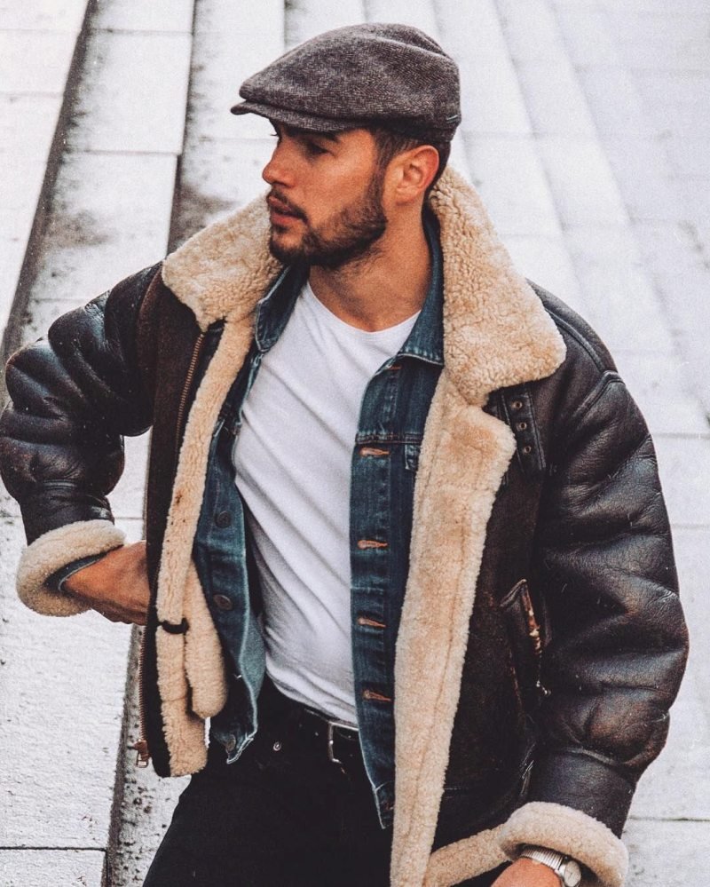 Мужчина в дубленке и шапке