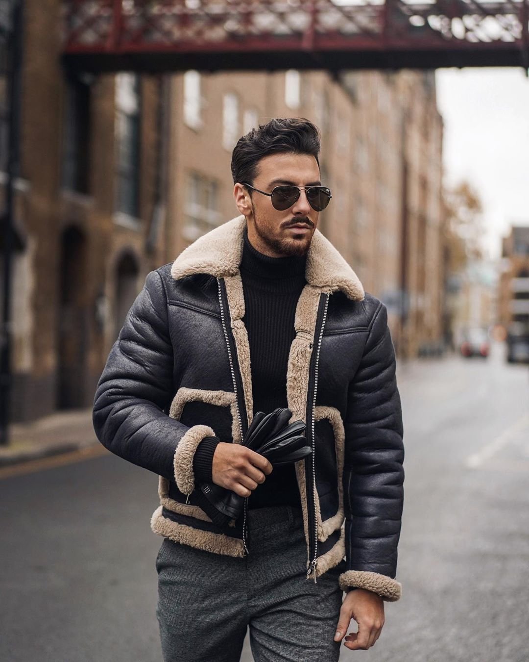 Мужчина в дубленке