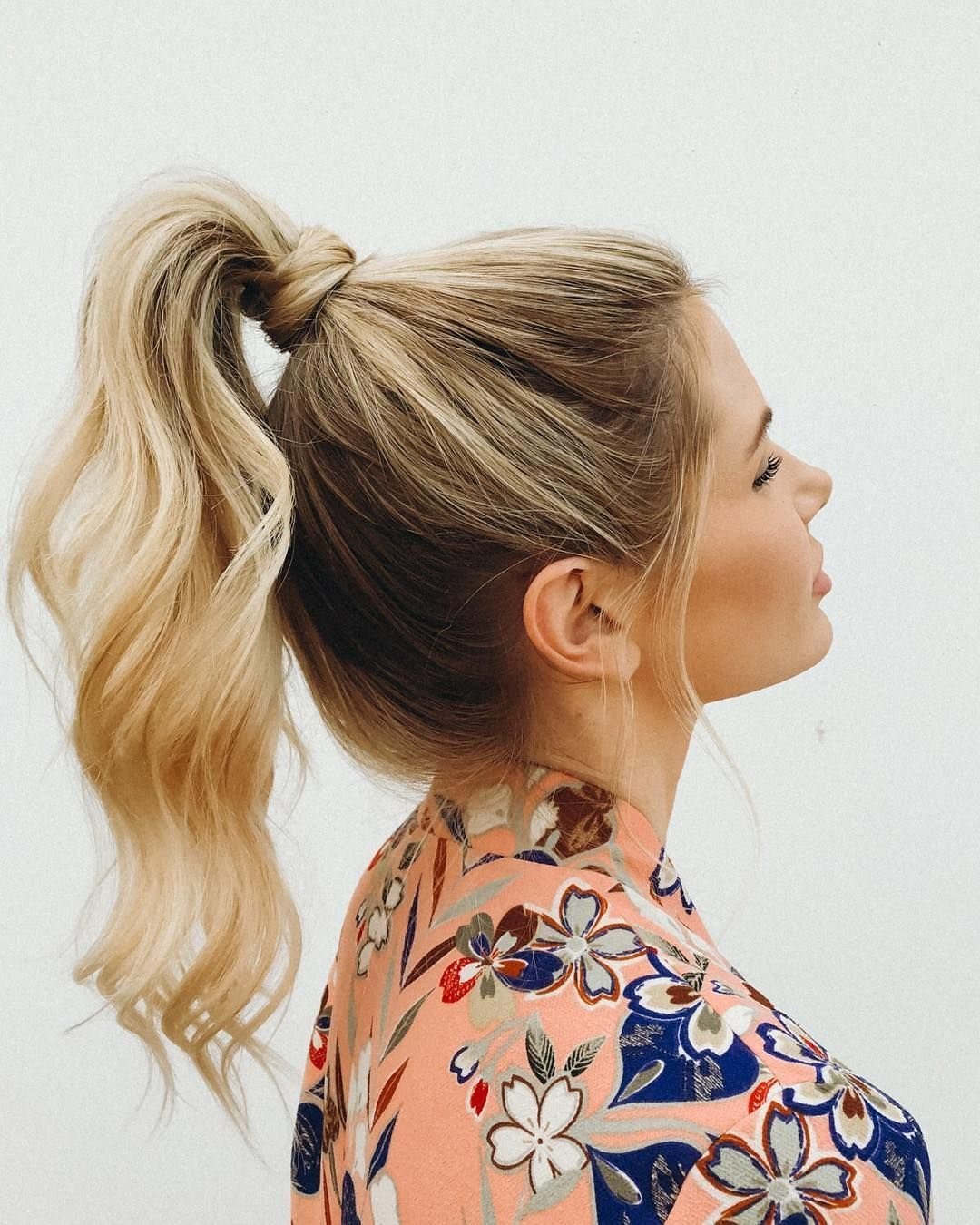 Прическа с хвостом на макушке