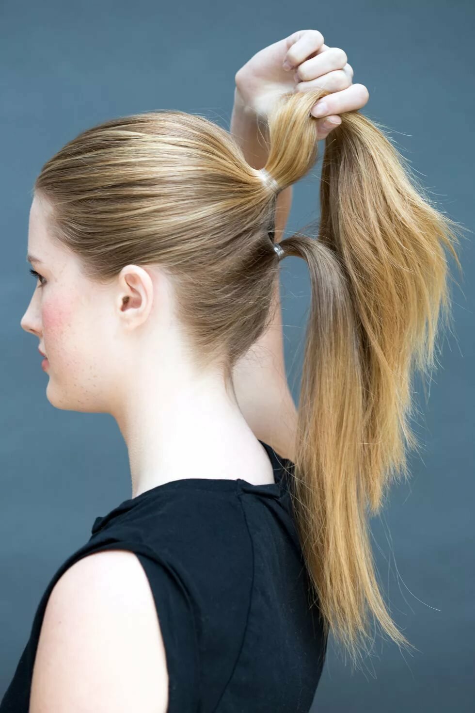 Красивый хвост на длинных волосах
