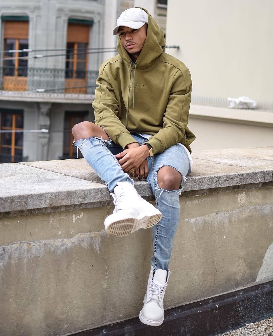 Красные кроссовки и джинсы