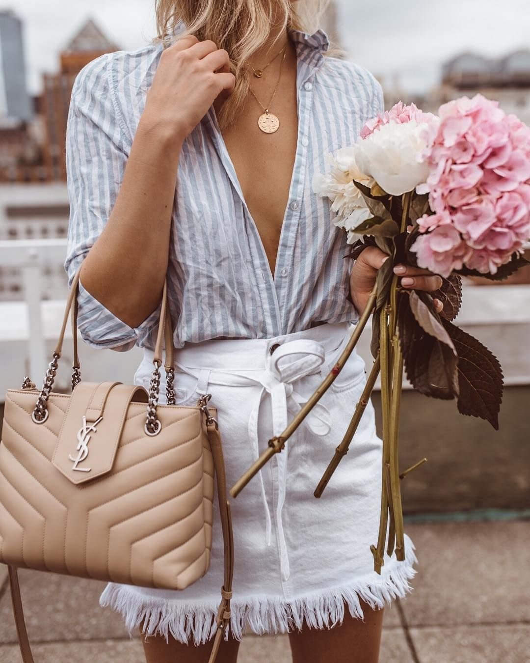 Девушка в джинсах и кроссовках