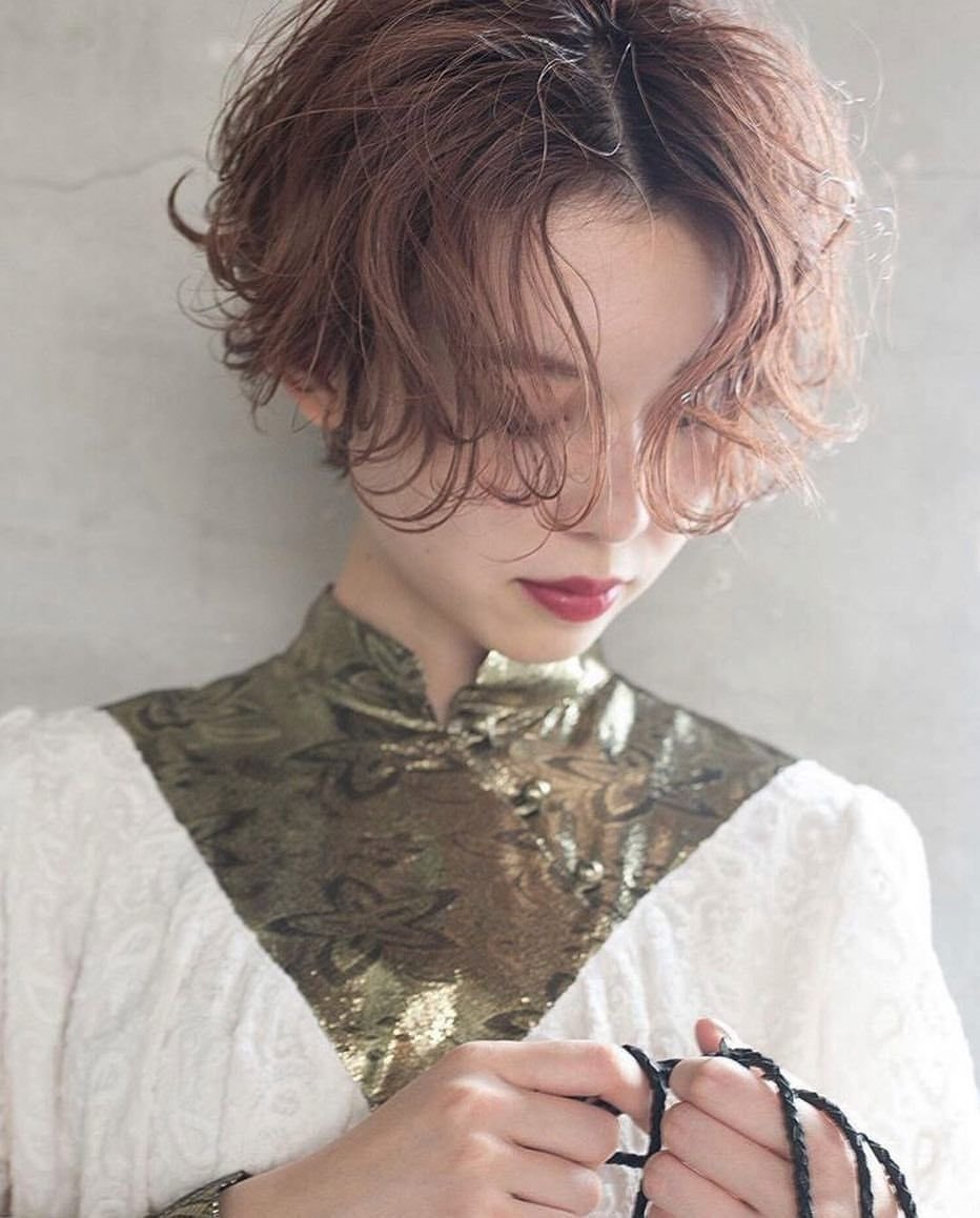 Стрижка каприз Гаврош Боб на средние волосы