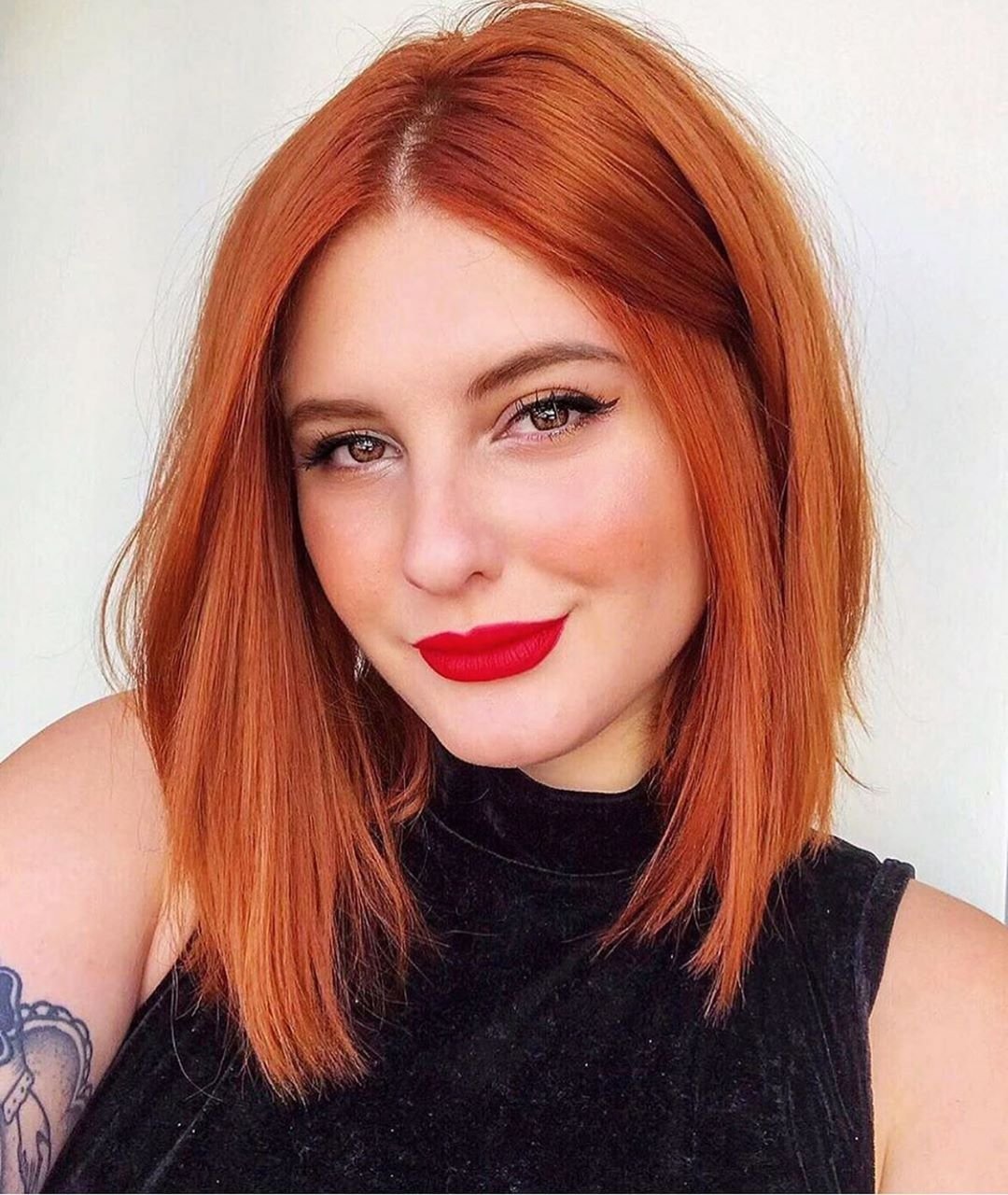 Рыжая девушка с короткими волосами