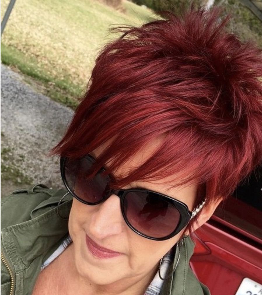 Стрижка на короткие волосы с рыжими прядями