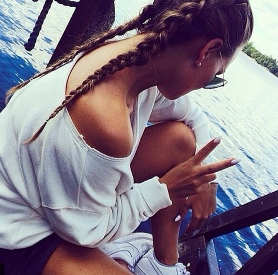 Держит за косу