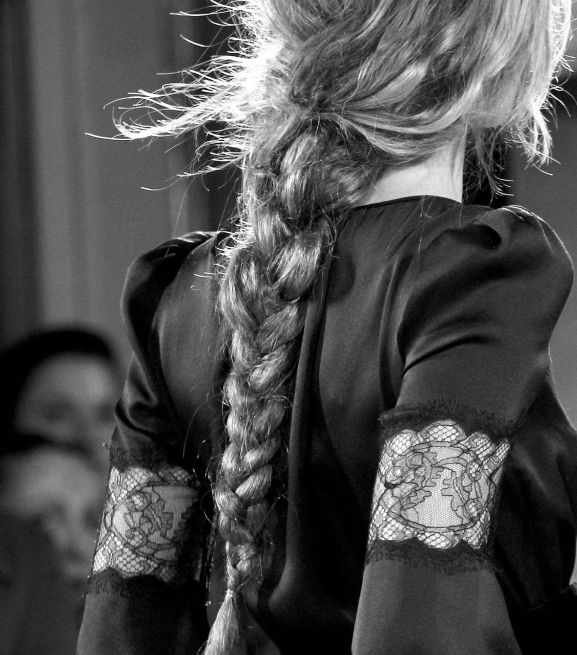 Девушка с длинной косой со спины