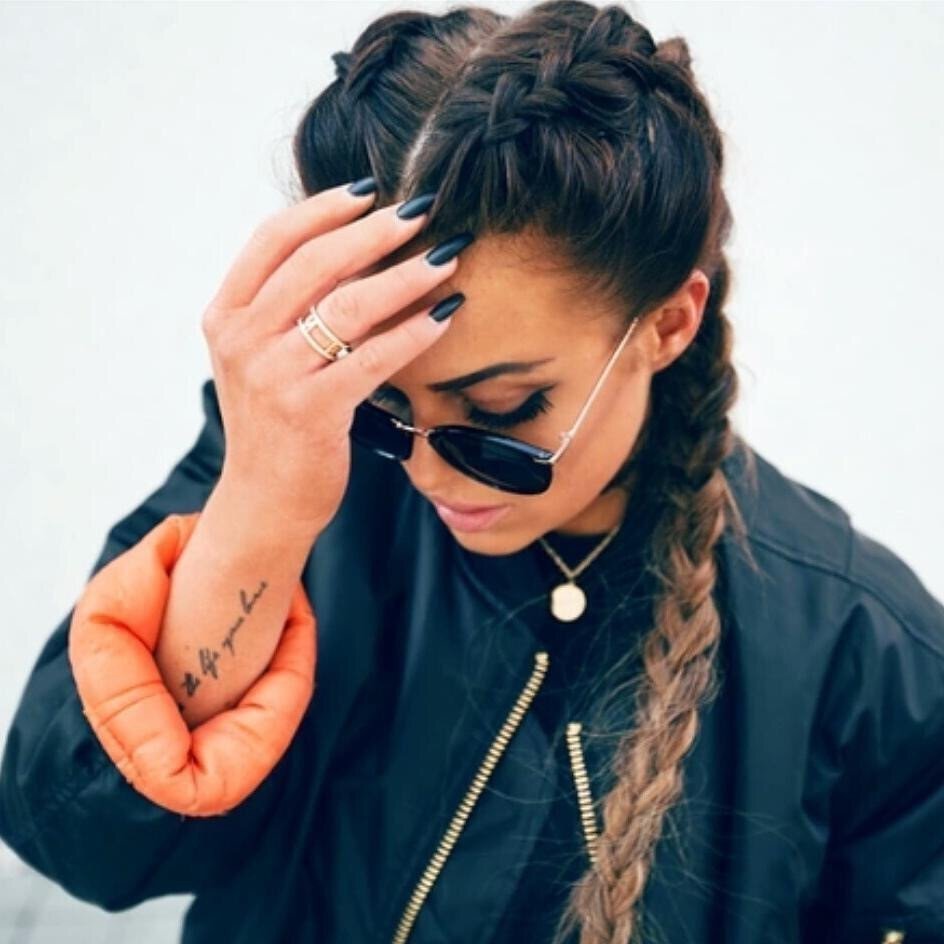 Брюнетка с косичками