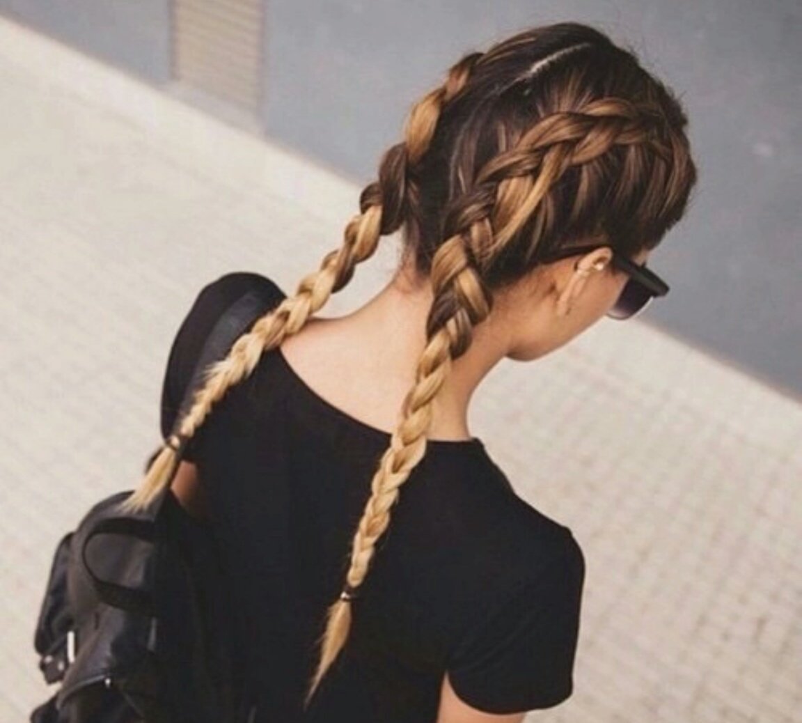 Девочка с косичками со спины