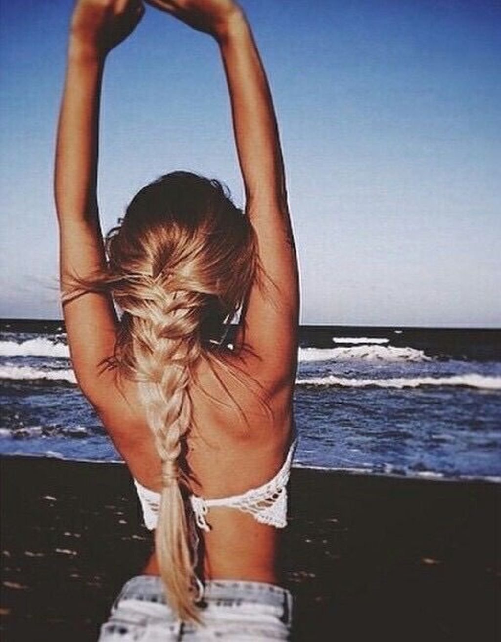 Девочка со светлыми волосами на море