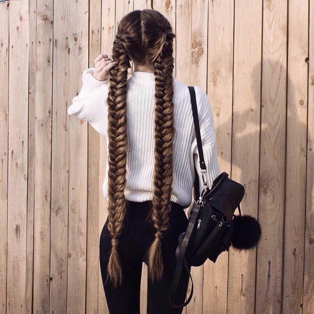 Девушка с длинной косой