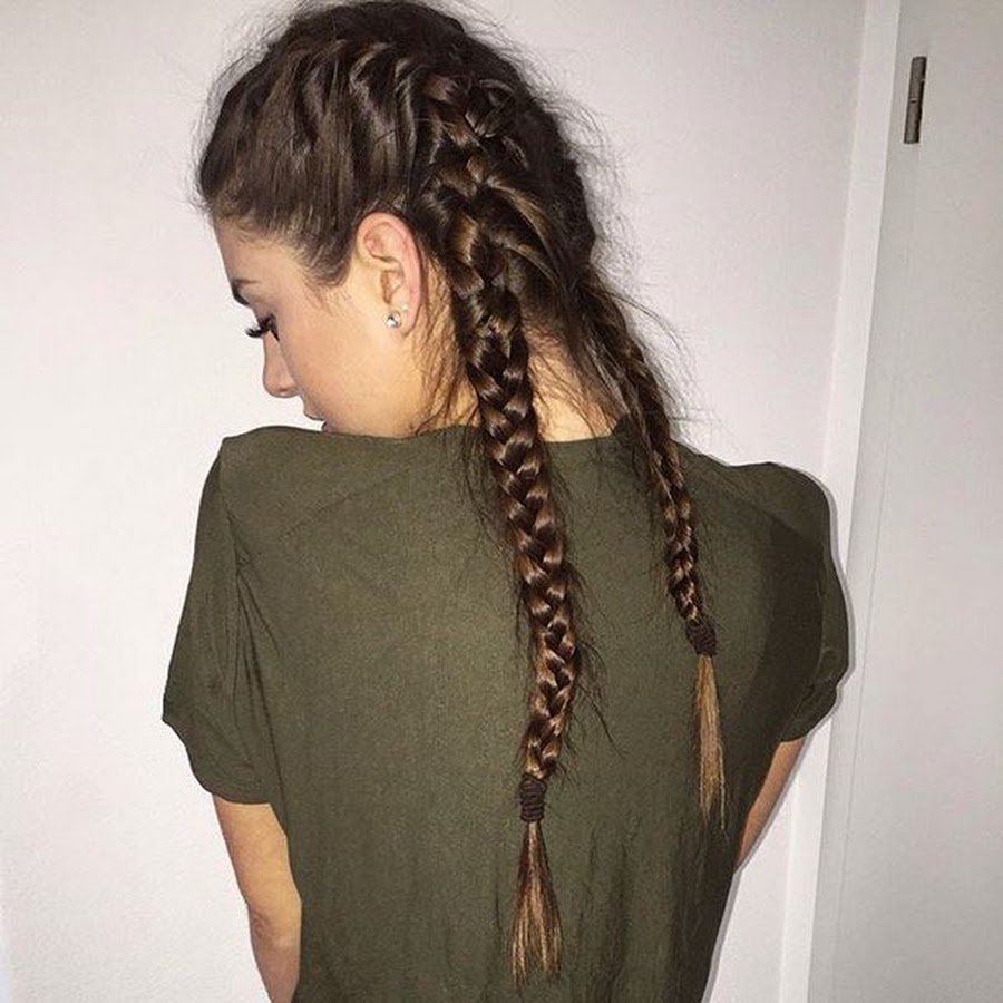 Девушка брюнетка с косичками