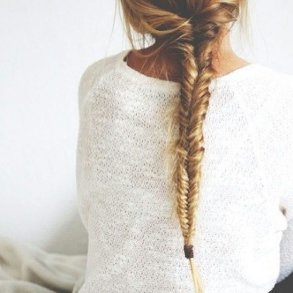 Девочка с косой со спины