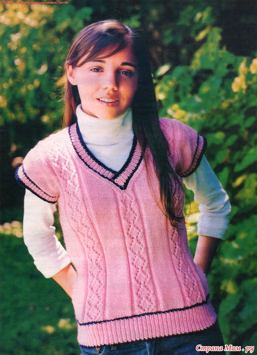 Вязаная жилетка для девочки в школу