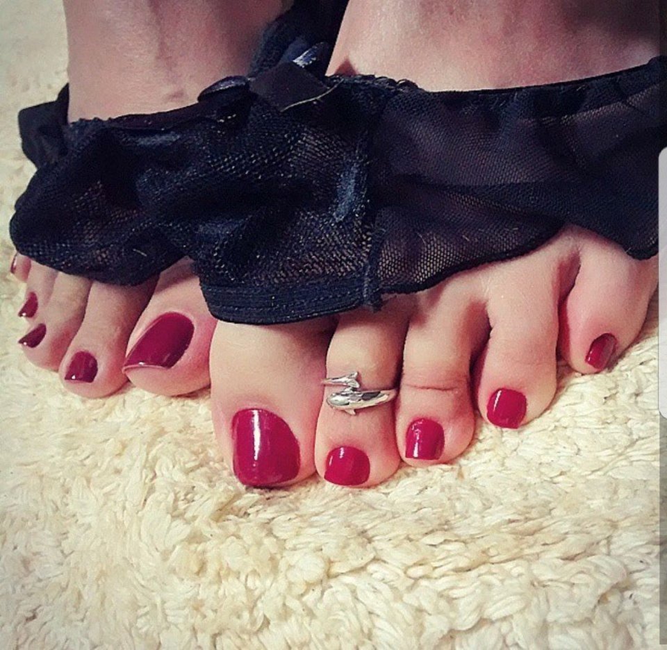 Кира Сысоева long Toenails