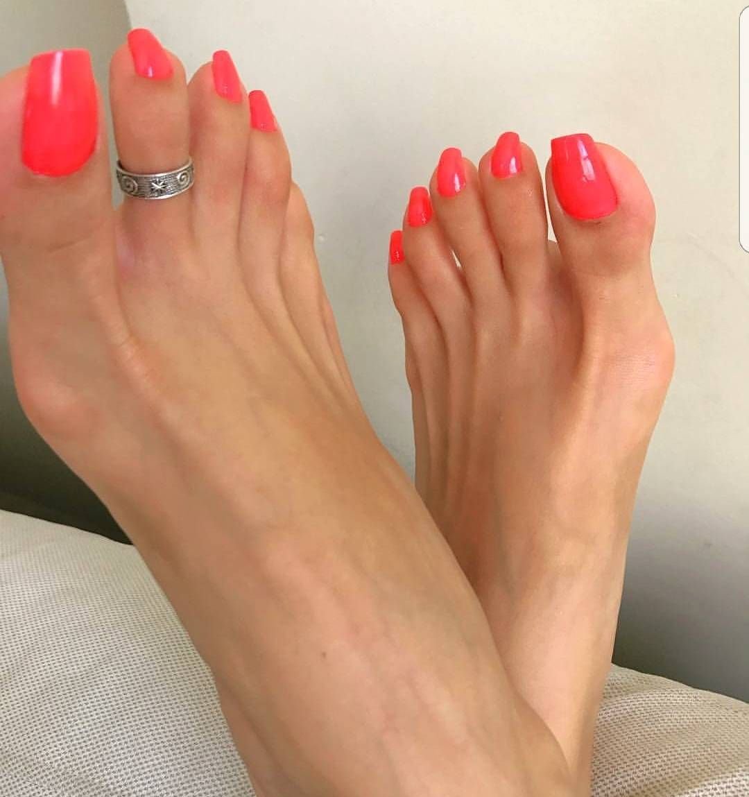 Красивый педикюр в босоножках