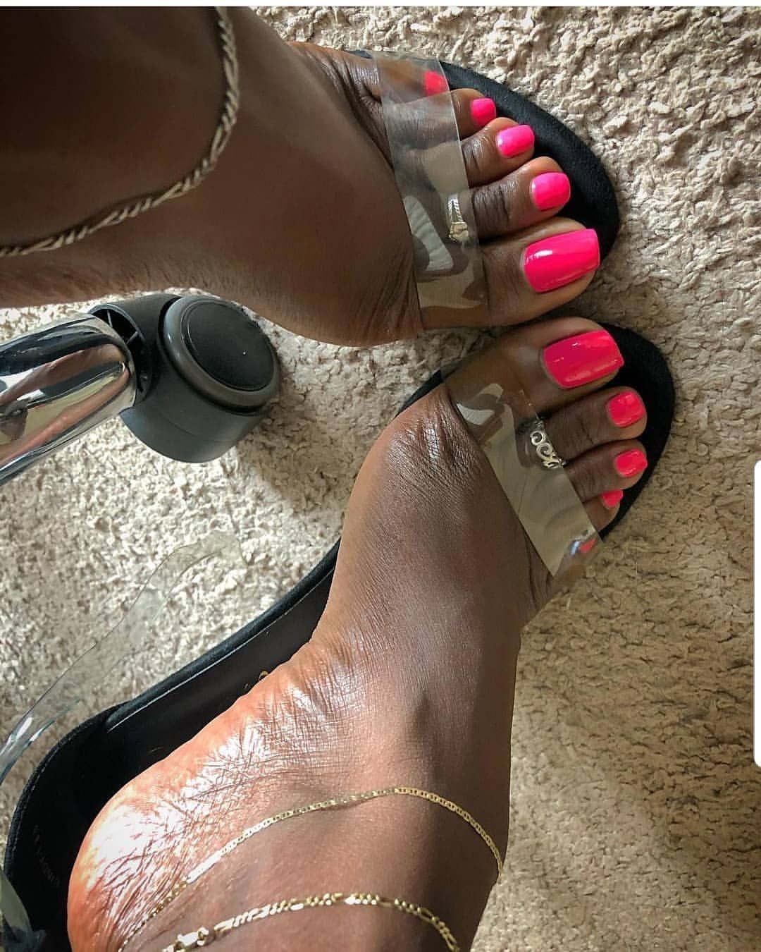 Педикюр под черные босоножки