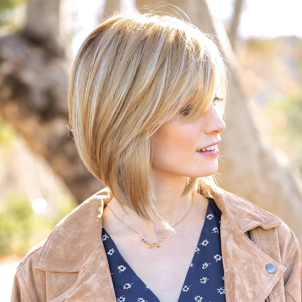 Стрижка структурированное каре на средние волосы с челкой