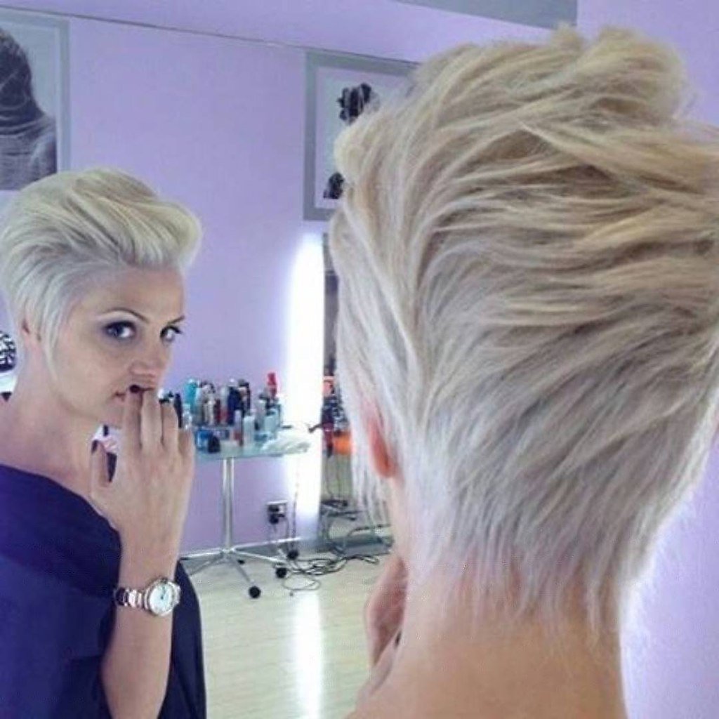 Стрижка Пикси тотал блонд