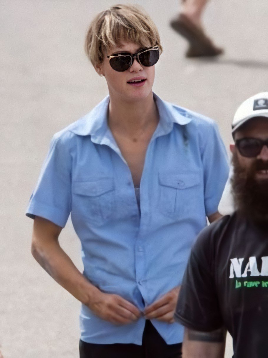 Блондинка в джинсовой куртке