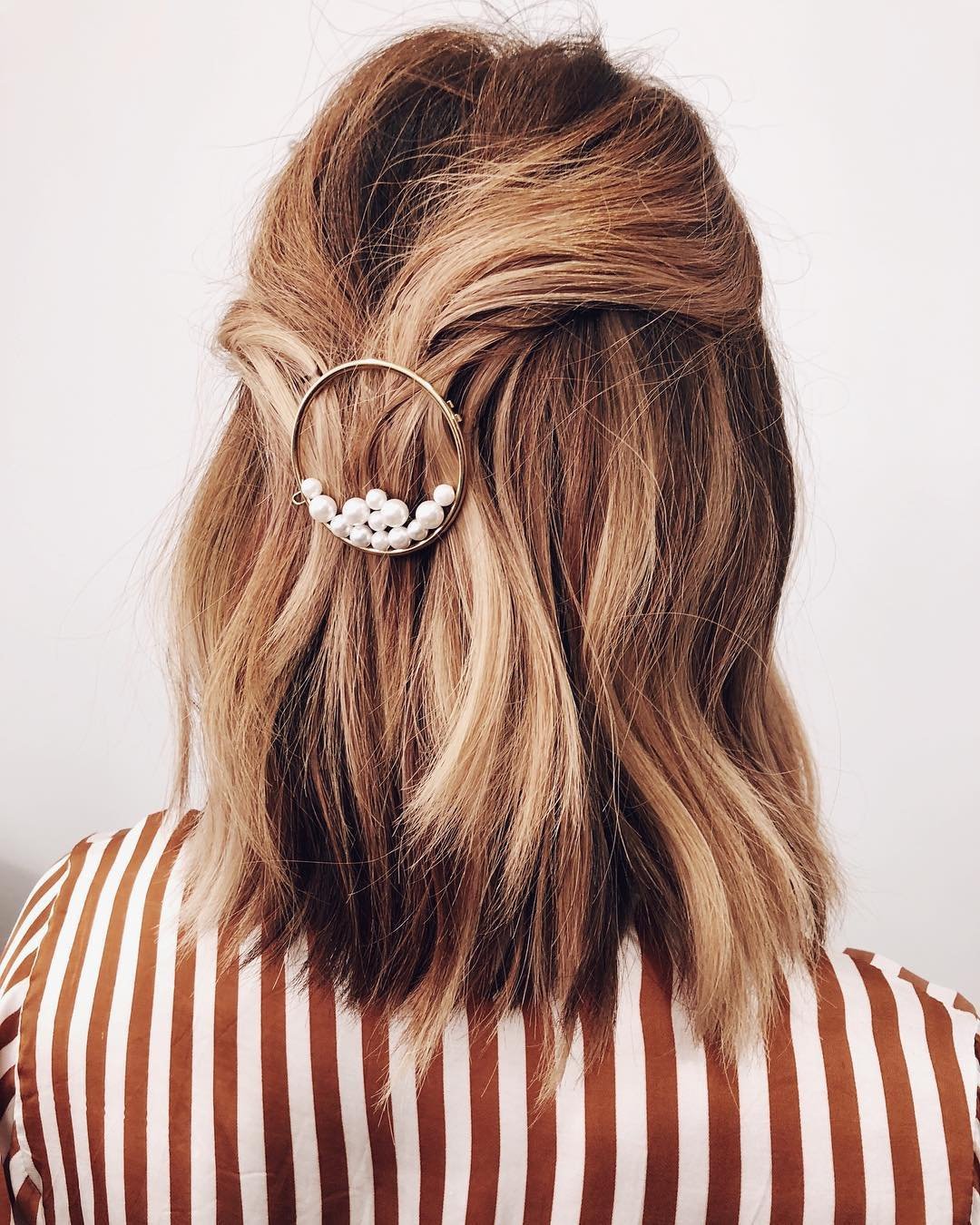 Причёски с крабиком на средние волосы